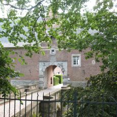 Castle of Mheer: two iron fences