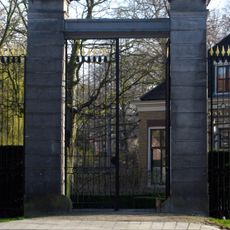 Algemene Begraafplaats: smeedijzeren hek met hekpijlers