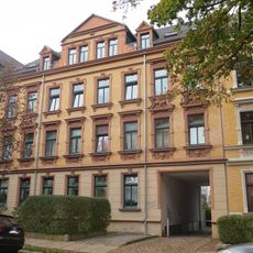 Mietshaus in geschlossener Bebauung mit Vorgarten Willy-Reinl-Straße 12