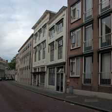 Huis met gepleisterde rechte gevel