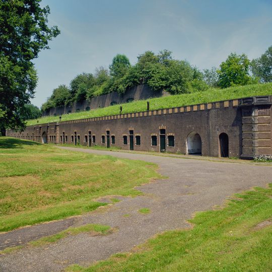 Fort bij Rijnauwen, bomvrije kazerne, remises en bergplaatsen