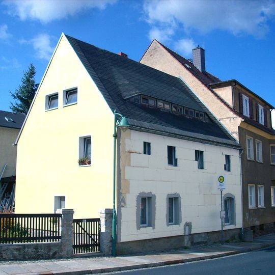 Wohnhaus in nach rechts geschlossener Bebauung Großröhrsdorfer Straße 36