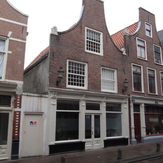 Pand met klokgevel, 1747, gebeeldhouwde natuurstenen voluten op de hoeken aan weerszijden