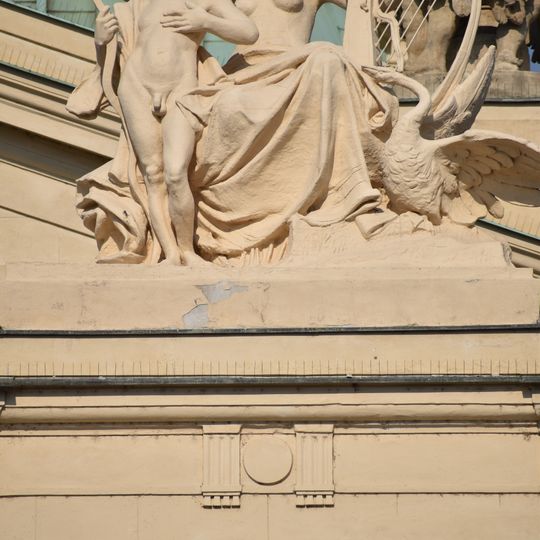 Sousoší Opera na štítě Tylova divadla v Plzni