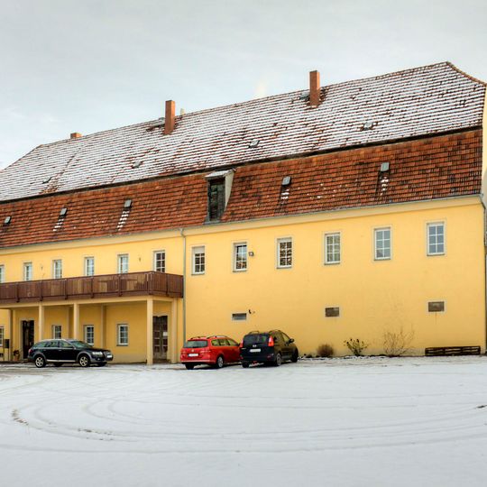 Wohnhaus, daran angebautes Seitengebäude, Scheune, straßenseitiges Seitengebäude und Einfriedung mit Toreinfahrt eines Stadtgutes Riesaer Straße 32