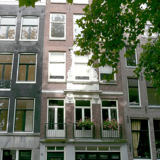 Pand met gevel onder latere klokvormige top