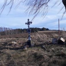 Kříž v poli východně od Radenína