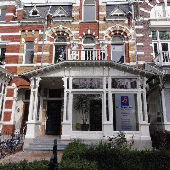 Herenhuis met hekwerken, dat thans in gebruik is als kantoor