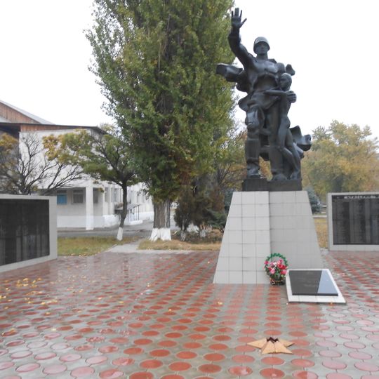 Monument la mormântul comun al ostașilor căzuți în 1944 și în memoria consătenilor căzuți în 1941-1945