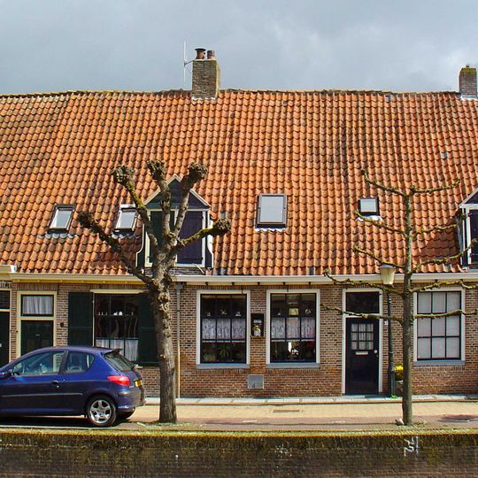 Verdiepingloos pand onder een kap met de nrs. 14-17, 19 en 20