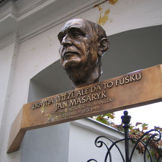 Pamětní deska Jana Masaryka v Praze na Vinohradech