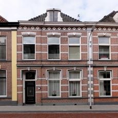 Herenhuis in eclectische stijl (vormt een geheel met nr. 30)