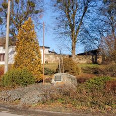 Pomník padlým v Obectově naproti kapli