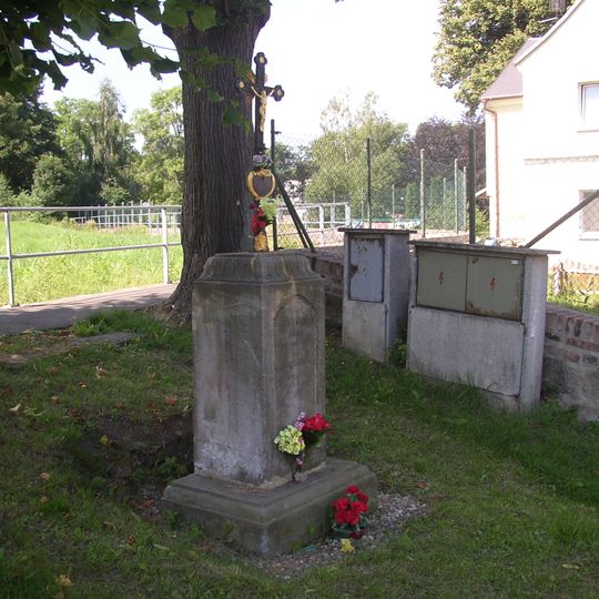 Kříž na rozcestí u domu 283 v Dolním Podluží