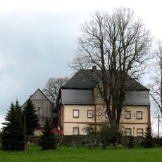 Wohnhaus, Seitengebäude und Scheune eines Gutes sowie Hausbaum und Obstgarten (Gartendenkmale) mit Einfriedung Arnoldshammer 5