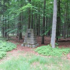Památník v lese východně od Jemčiny