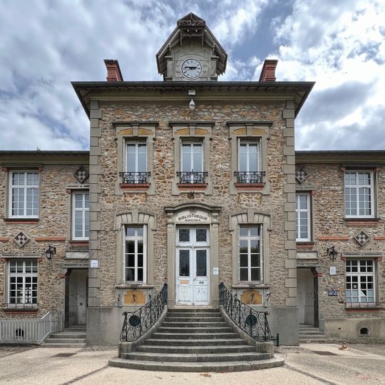 Former town hall of Mandres-les-Roses