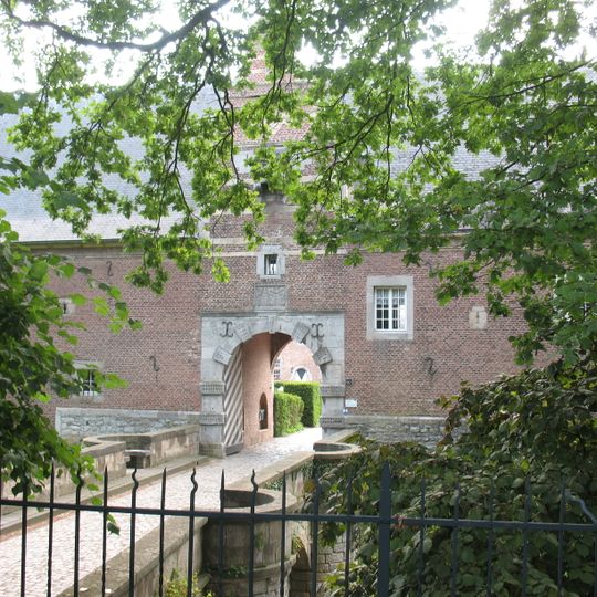 Castle of Mheer: two iron fences