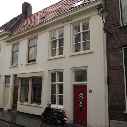 Huis onder zadeldak met gepleisterde lijstgevel