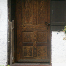 Geschnitzte Haustür