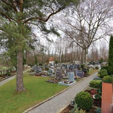 Friedhof mit Kapelle, Mauer und Torbauten