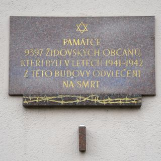 Pamětní deska obětem holokaustu na Merhautově ulici