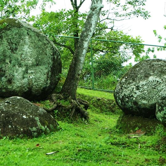 Petroglifos o Piedras pintadas de Nancitos, Cerro de la Valeria y Río Santa Lucía.