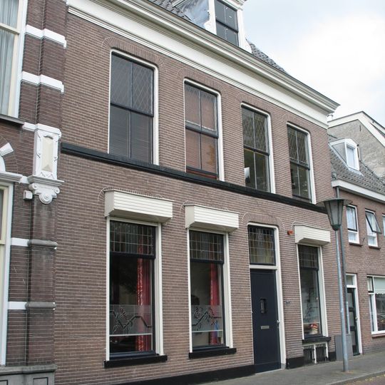 Pand met lijstgevel onder dwars schilddak met dakkapel