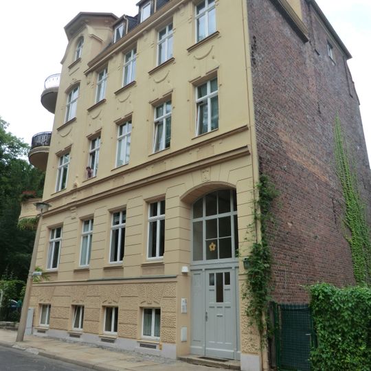 Wohnhaus in geschlossener Bebauung, Eckhaus Heynestraße 1