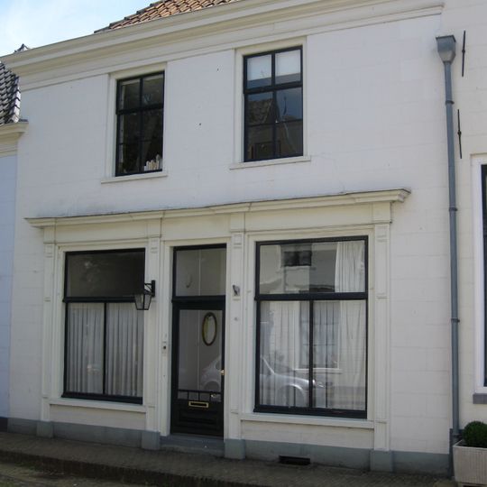 Pand met gepleisterde lijstgevel