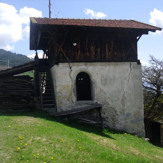 Kornkasten und Kapelle beim Kuen