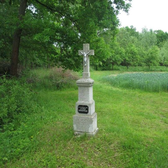 Kříž západně od Dobrotic