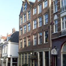 Pand met gevel, onder klokvormige rollagentop