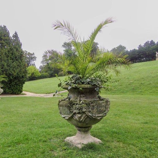 Kamenná váza ve Valticích v zámeckém parku