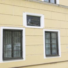 Pamětní deska Terezy Stolzové na zdi radnice v Kostelci nad Labem