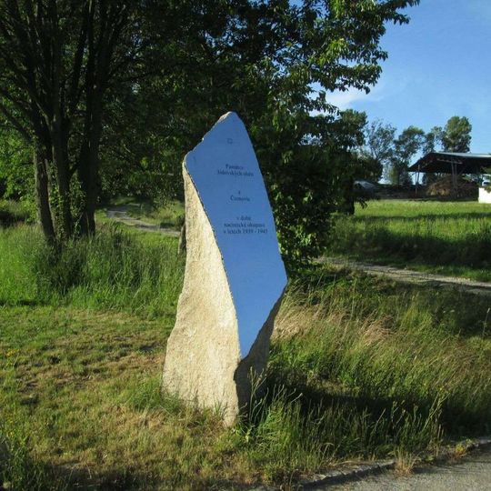 Památník severně od Černovic