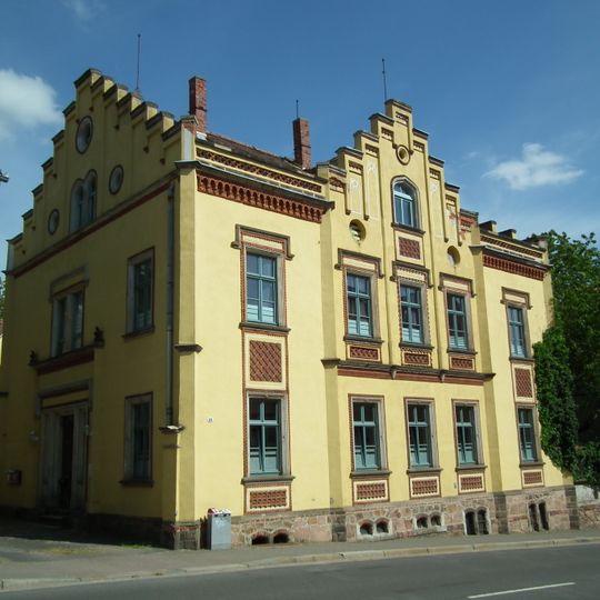Wohnhaus in offener Bebauung mit Seitenflügel im Hof, Einfriedung und Hinterhaus Leipziger Straße 18
