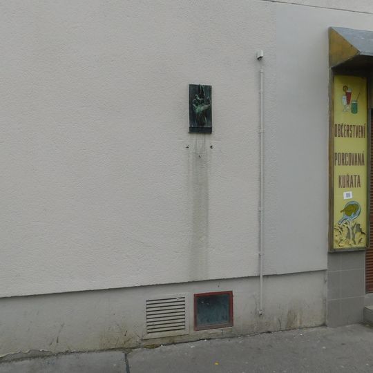 Pamětní deska Jaroslava Dudka na domě Kouřimská 2368/4 na Vinohradech