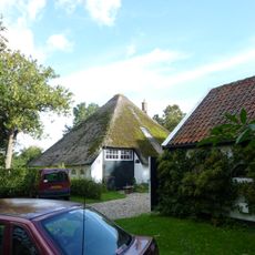 De Koningshoeve: verlaten boerderij met groot voorhuis gedicht door voorschot met eenvoudig luik