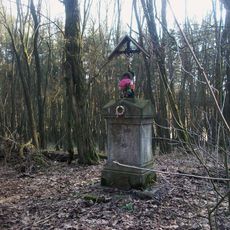 Kříž na vrchu Posvátnice jihozápadně od Ledců