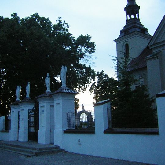 Ogrodzenie z dwiema bramami i trzema kaplicami procesyjnymi