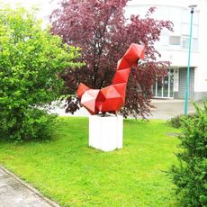 Kovová plastika Pták Jarabák u gymnázia v Nádražní ulici v Bystřici nad Pernštejnem