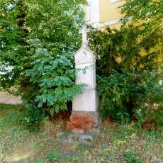 Kříž u vstupu do areálu kostela v Jirnách