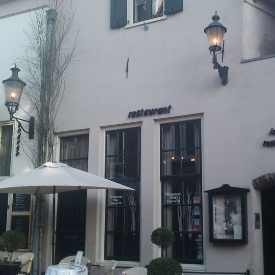 Pand met gepleisterde gevel, zolderluik, nieuwe pui