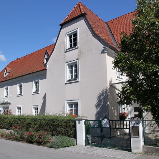Ehem. Kapuzinerkloster, heute Musikschule u. Kindergarten, ehem. Wurstbauernhaus