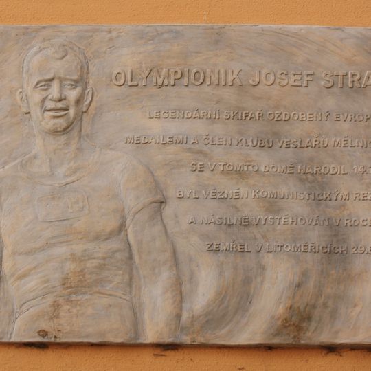 Pamětní deska Josefa Straky na domě 5. května 140/8 v Mělníku