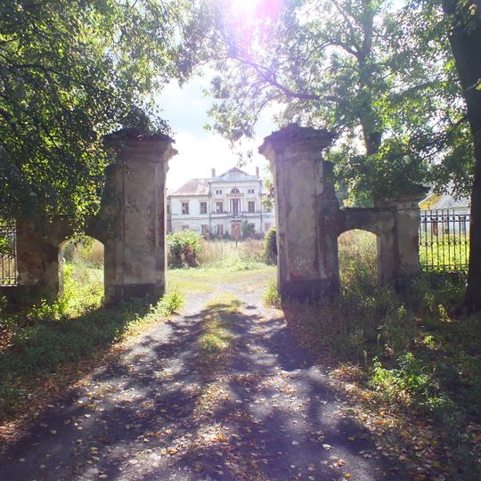 Brama wjazdowa z fragmentami dawnego ogrodzenia