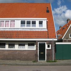 Blok met 4 keukenwoningen, zo genoemd vanwege destijds nieuwe plaatsing van keuken aan de voorzijde, aan de zijkant een houten topgevel, bouwstijl Amsterdamse School.