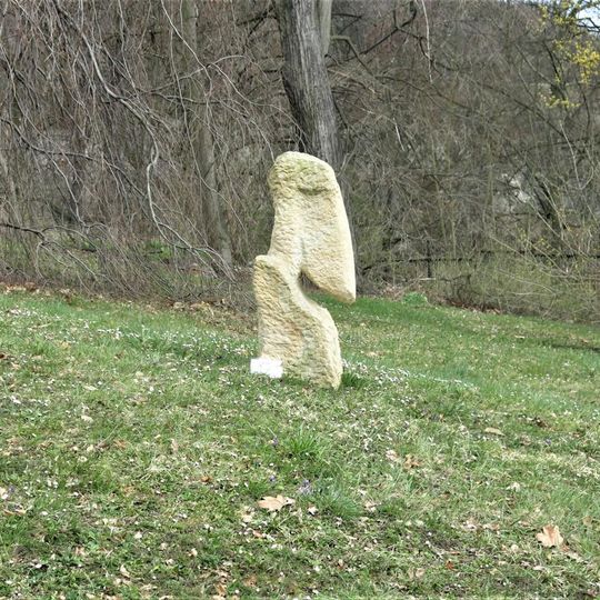 Kamenná plastika Pelikán v zahradě rozhlasu v Ústí nad Labem