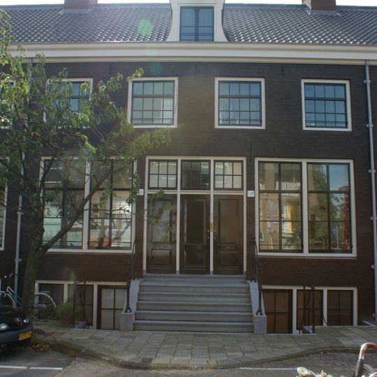 Aaneengesloten reeks onderkelderde dijkwoningen